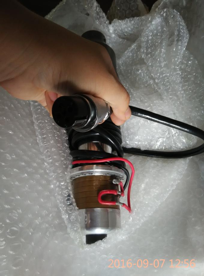 Trasduttore di ultrasuono di alto potere di efficienza con il trasformatore di ampiezza ed i cavi di collegamento