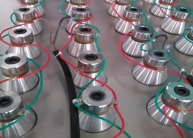 Un trasduttore ultrasonico piezoelettrico di quattro frequenze per la macchina industriale di pulizia