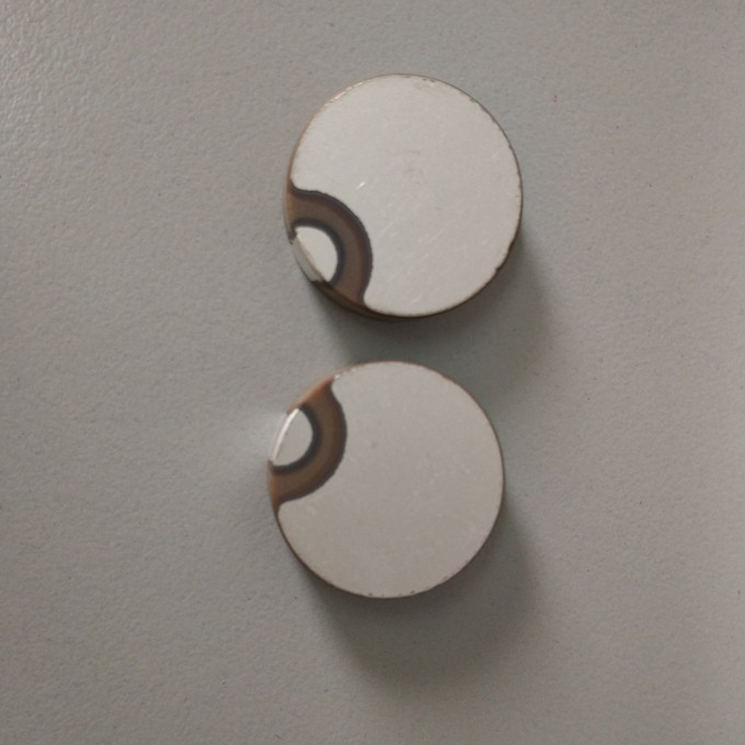 Materiali ceramici piezoelettrici del bordo dell'involucro positivi ed elettrodi negativi in un lato ceramico